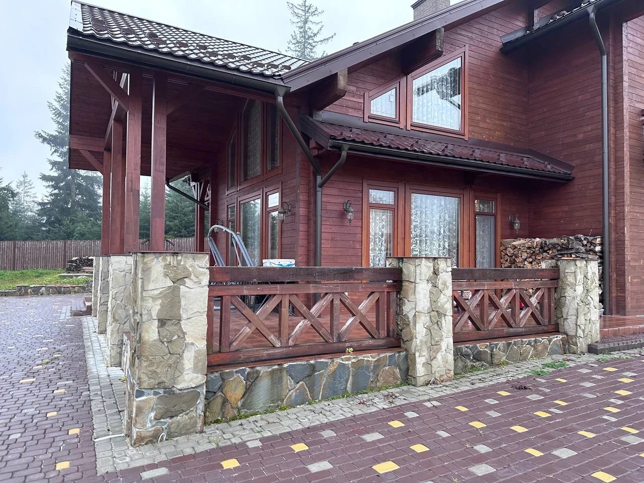 Villa for sale. 4 rooms, 275 m², 2 floors. Yablunytsya , Yaremche. 