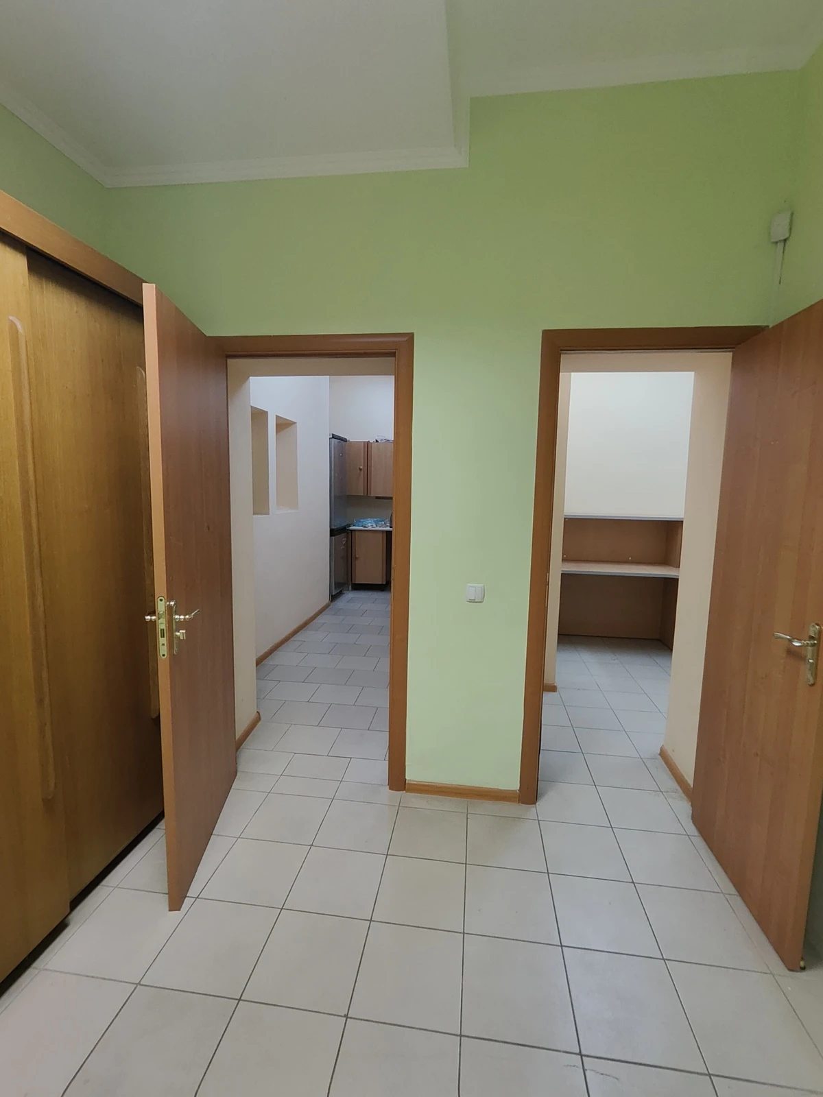 Продаж квартири. 2 rooms, 83 m², 1st floor/15 floors. 96, Набережно-Корчуватська 96, Київ. 