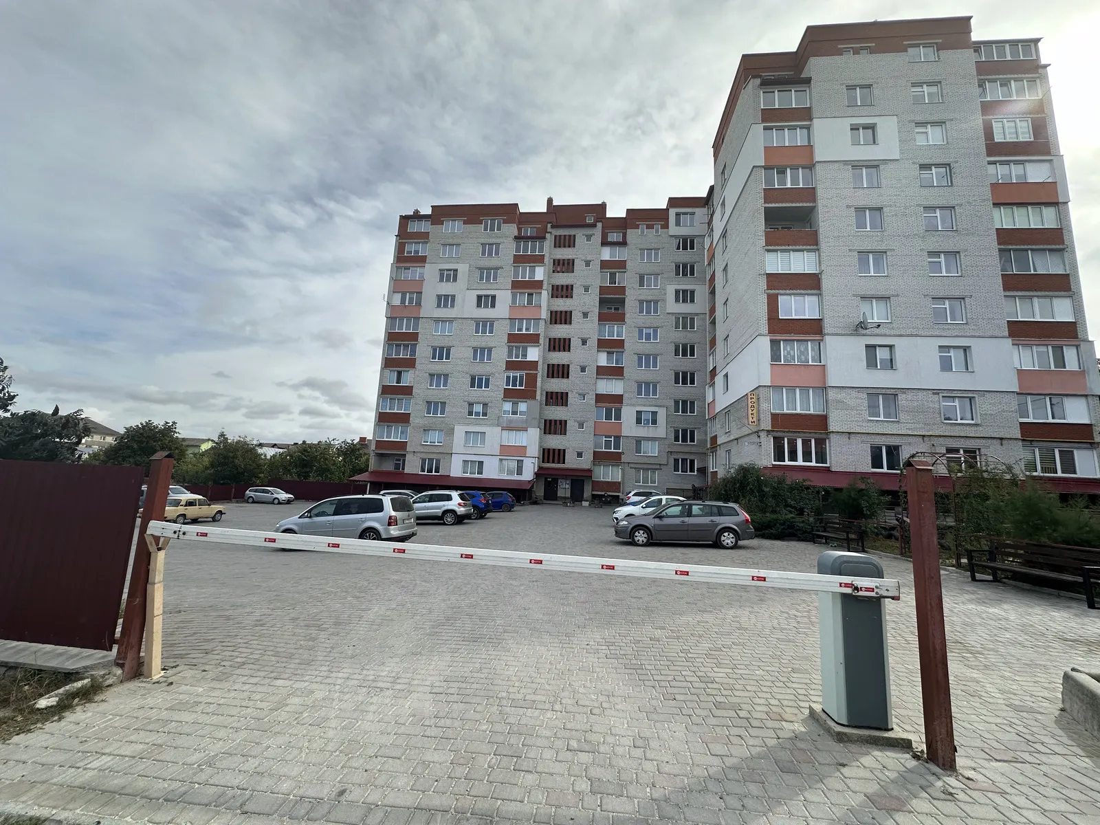 Apartments for sale. 1 room, 40 m², 3rd floor/10 floors. 8, Lesi Ukrayinky vul., Velykaya Berezovytsa. 