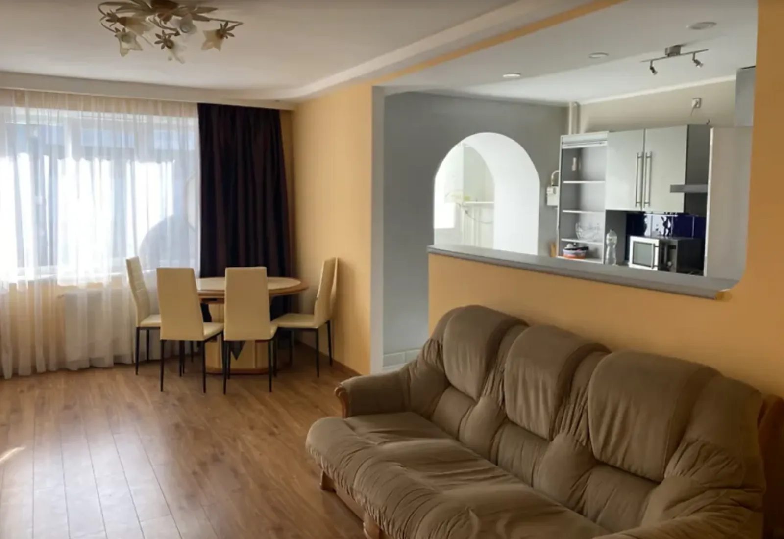Apartment for rent. 3 rooms, 80 m², 4th floor/9 floors. Tsentr, Ternopil. 