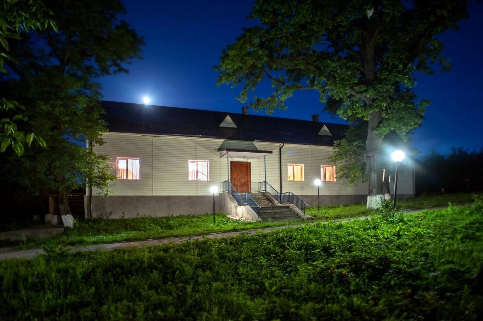 Продам нерухомість під комерцію 1530 m², 1 пов./1 пов.. 12, Шкільна вул., Нище. 