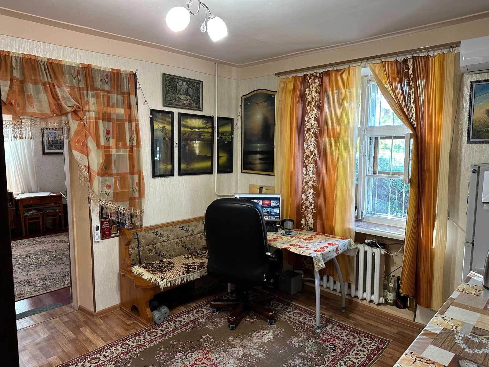 Room for sale. 2 rooms, 40 m², 1st floor/2 floors. Ul. Kontr-Admyrala Lunyna, Odesa. 