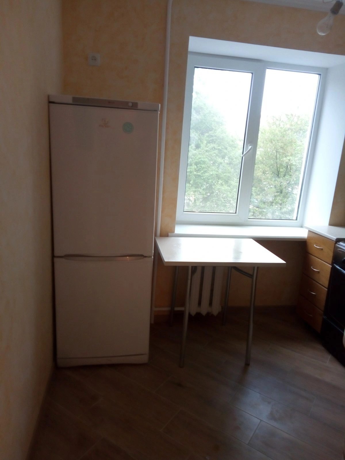 Apartment for rent. 2 rooms, 46 m², 2nd floor/5 floors. Torhovytsya vul., Ternopil. 