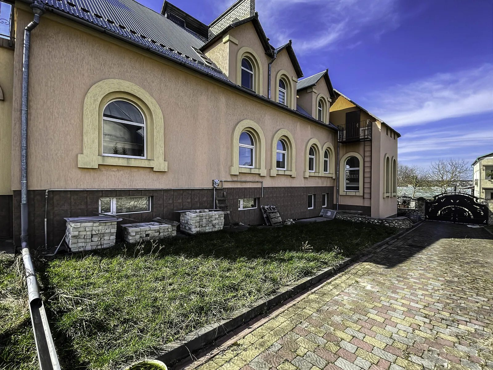Real estate for sale for commercial purposes. 500 m², 2 floors. 33, Lesya Kurbasa , Podhorodnoe. 
