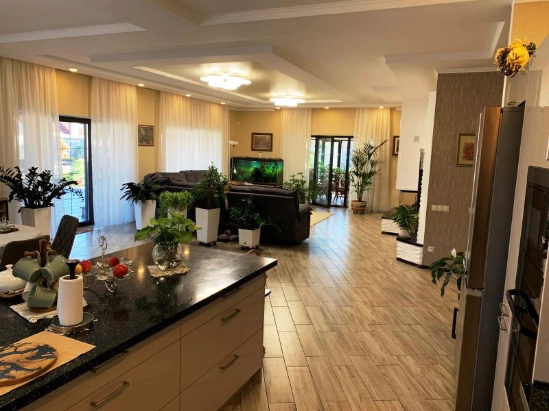 Продажа дома. 4 rooms, 203 m², 1 floor. 11, Зарічна, Макаров. 