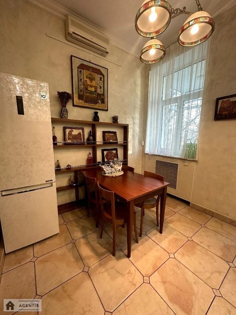 Apartment for rent. 5 rooms, 230 m², 3rd floor/5 floors. 1, Desyatynna 1, Kyiv. 