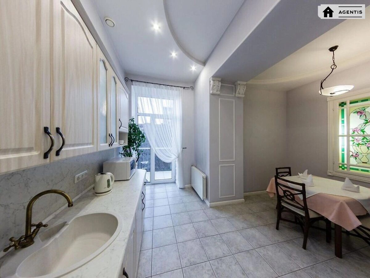 Apartment for rent. 2 rooms, 82 m², 4th floor/4 floors. 77, Volodymyrska 77, Kyiv. 