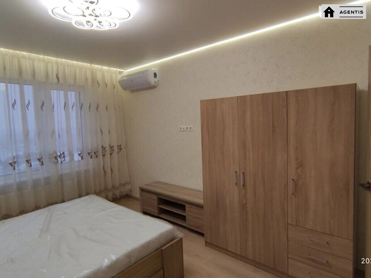 Сдам квартиру. 3 rooms, 84 m², 27 floor/27 floors. Вишняковская 4, Киев. 