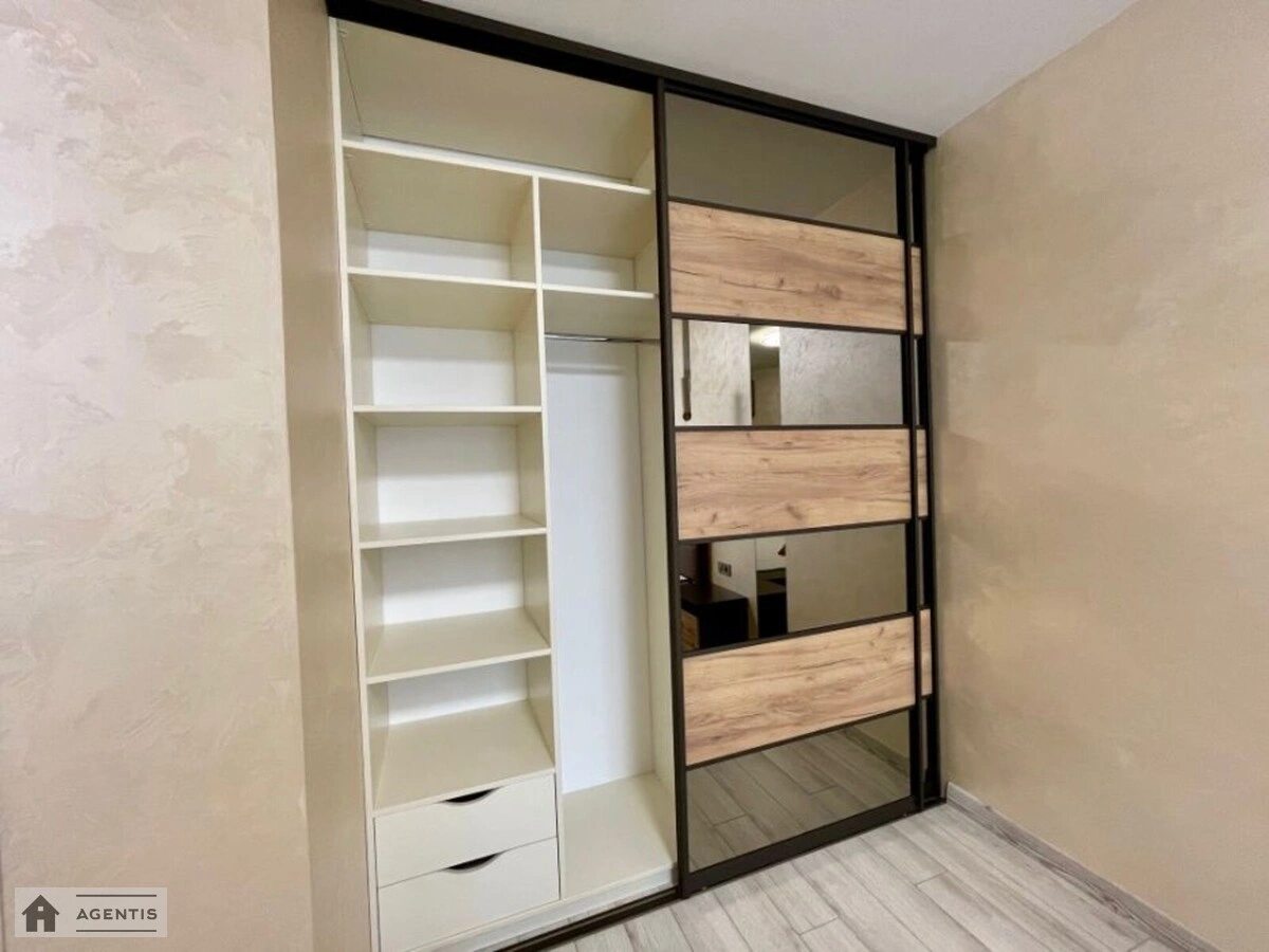 Apartment for rent. 1 room, 38 m², 7th floor/10 floors. Myru , Novoselky. 