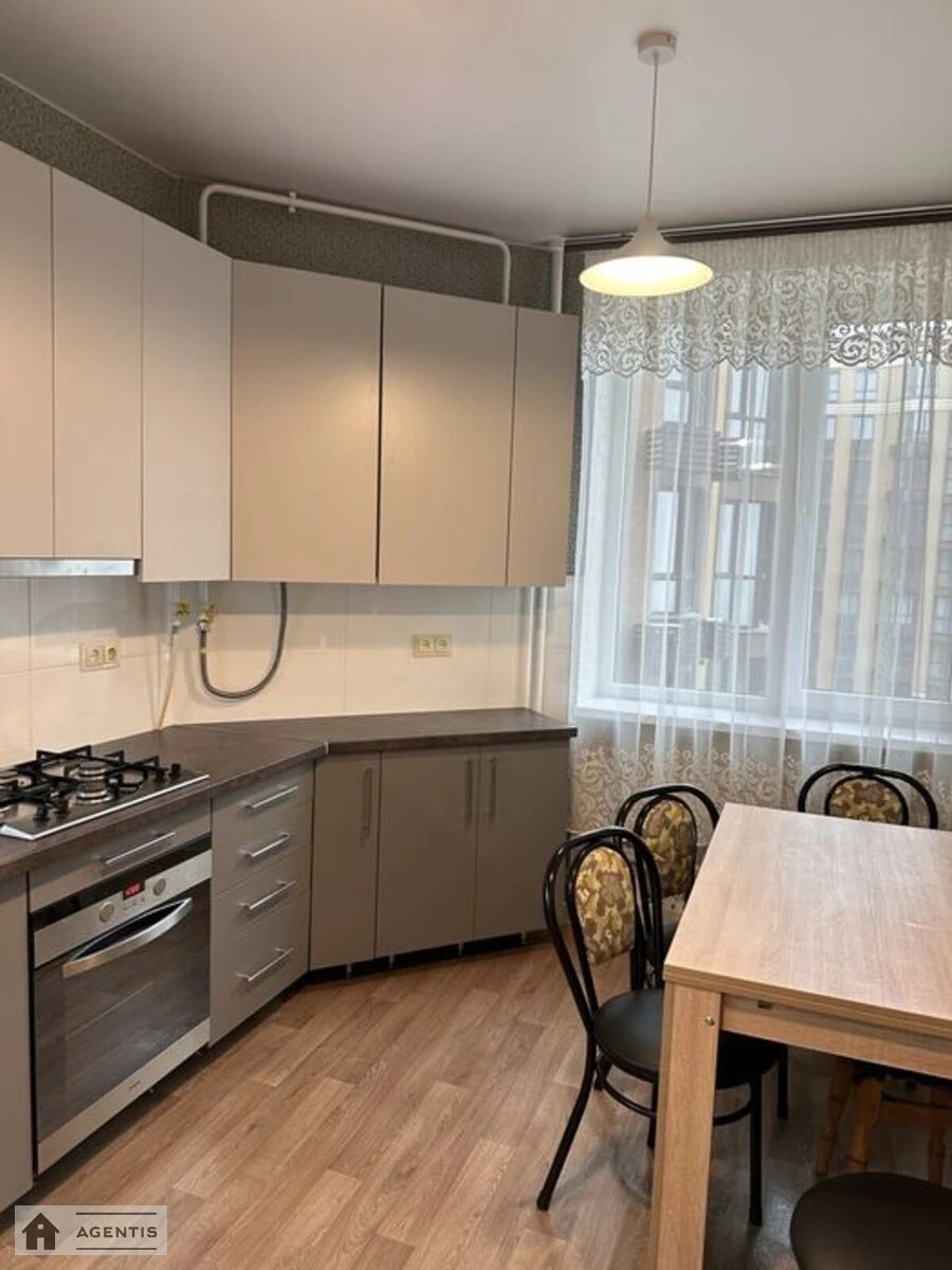 Apartment for rent. 2 rooms, 50 m², 6th floor/10 floors. Myru vul., Novoselky. 