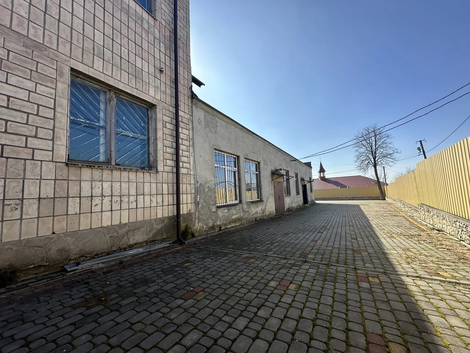 Продаж приміщення вільного призначення із земельною ділянкою в пригороді Тернополя.