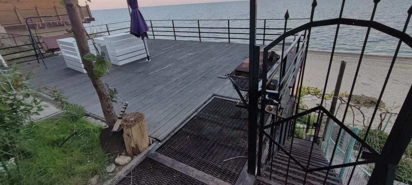 Дом с террасой на берегу моря, Дача Ковалневского.