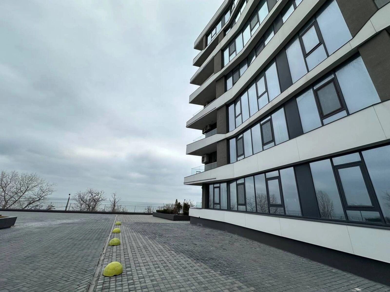 Продаж квартири. 1 room, 64 m², 1st floor/9 floors. 77, Фонтанська дор., Одеса. 