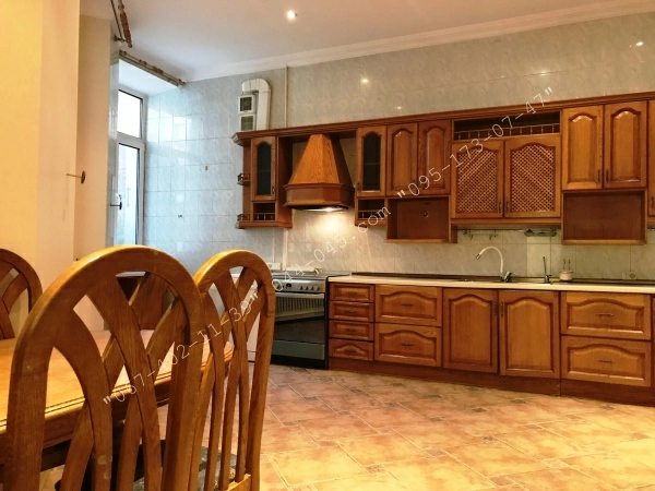 Продаж квартири. 5 кімнат, 225 m², 6 поверх/7 поверхів. 61, Володимирська 61, Київ. 