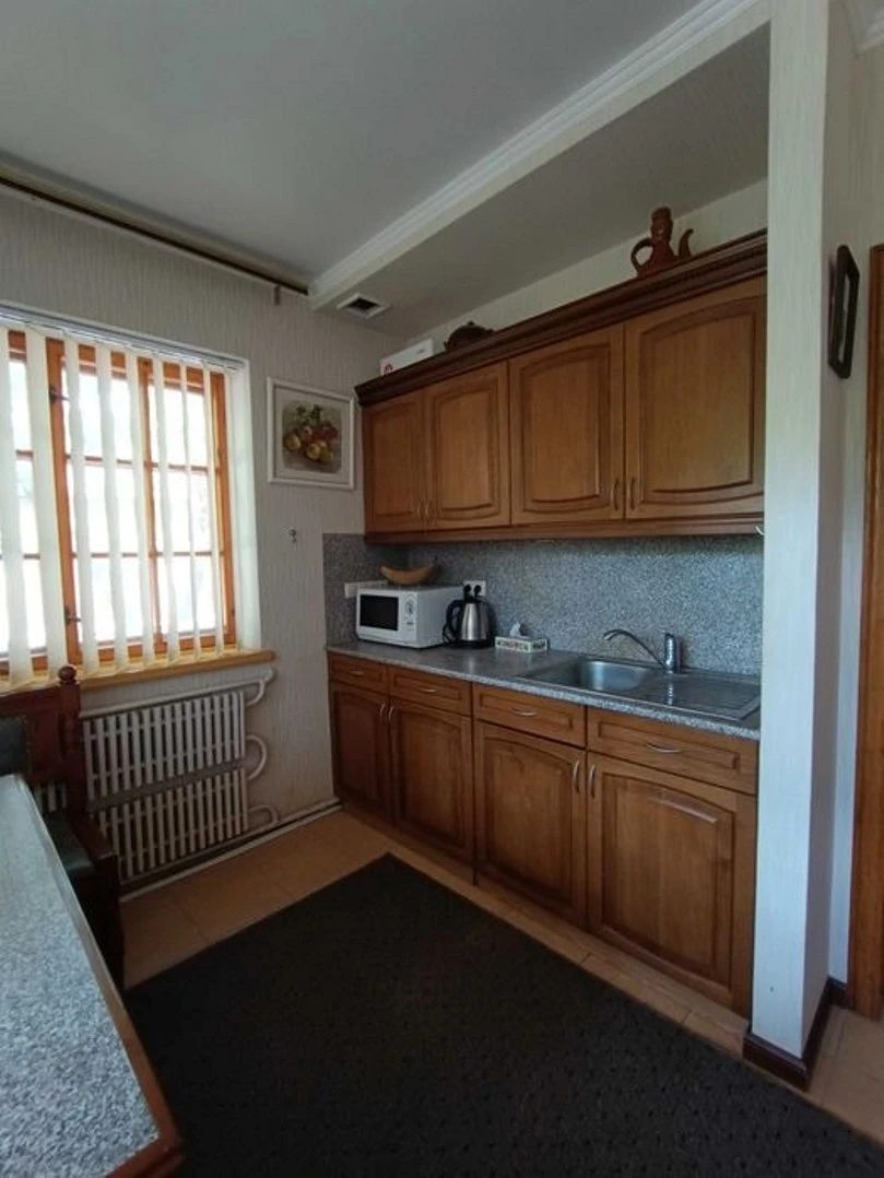 House for sale. 3 rooms, 160 m², 3 floors. Stovpyahy. 