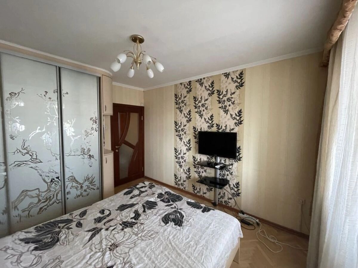 Apartments for sale. 3 rooms, 80 m², 9th floor/16 floors. 5, Pulyuya , Kyiv. 