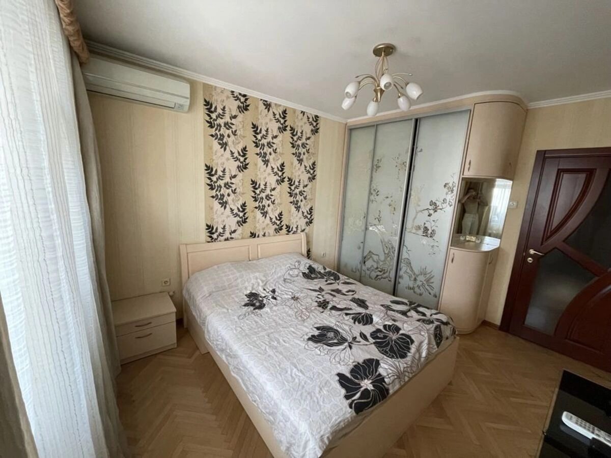 Apartments for sale. 3 rooms, 80 m², 9th floor/16 floors. 5, Pulyuya , Kyiv. 
