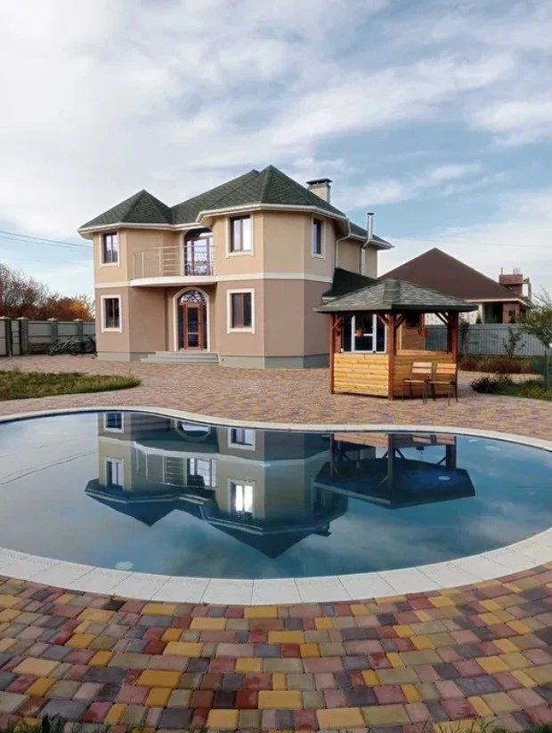 Гарний будинок з басейном