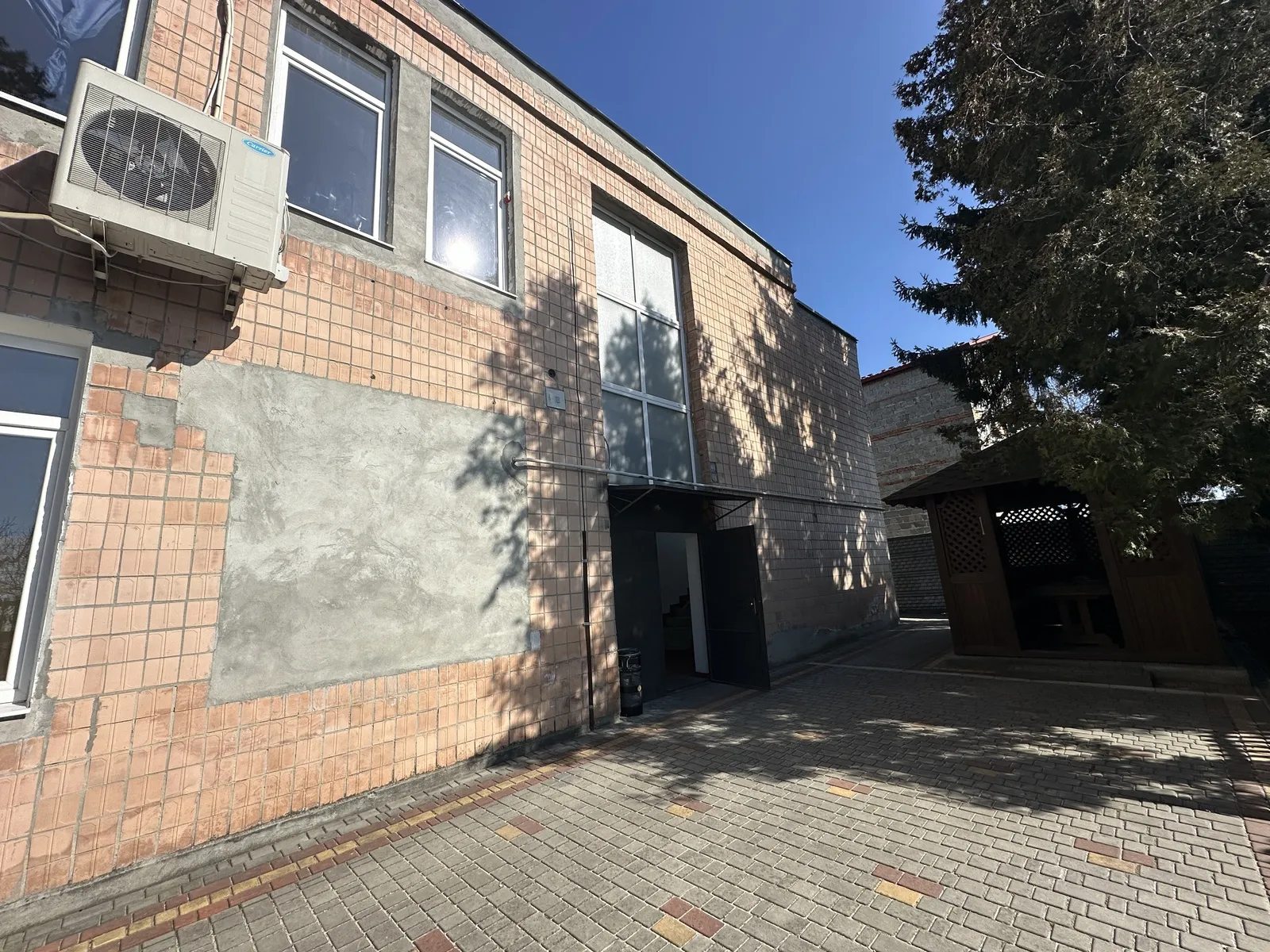 Продам нерухомість під комерцію 1954 m², 1 пов./2 поверхи. 71, Грушевського вул., Великі Бірки. 