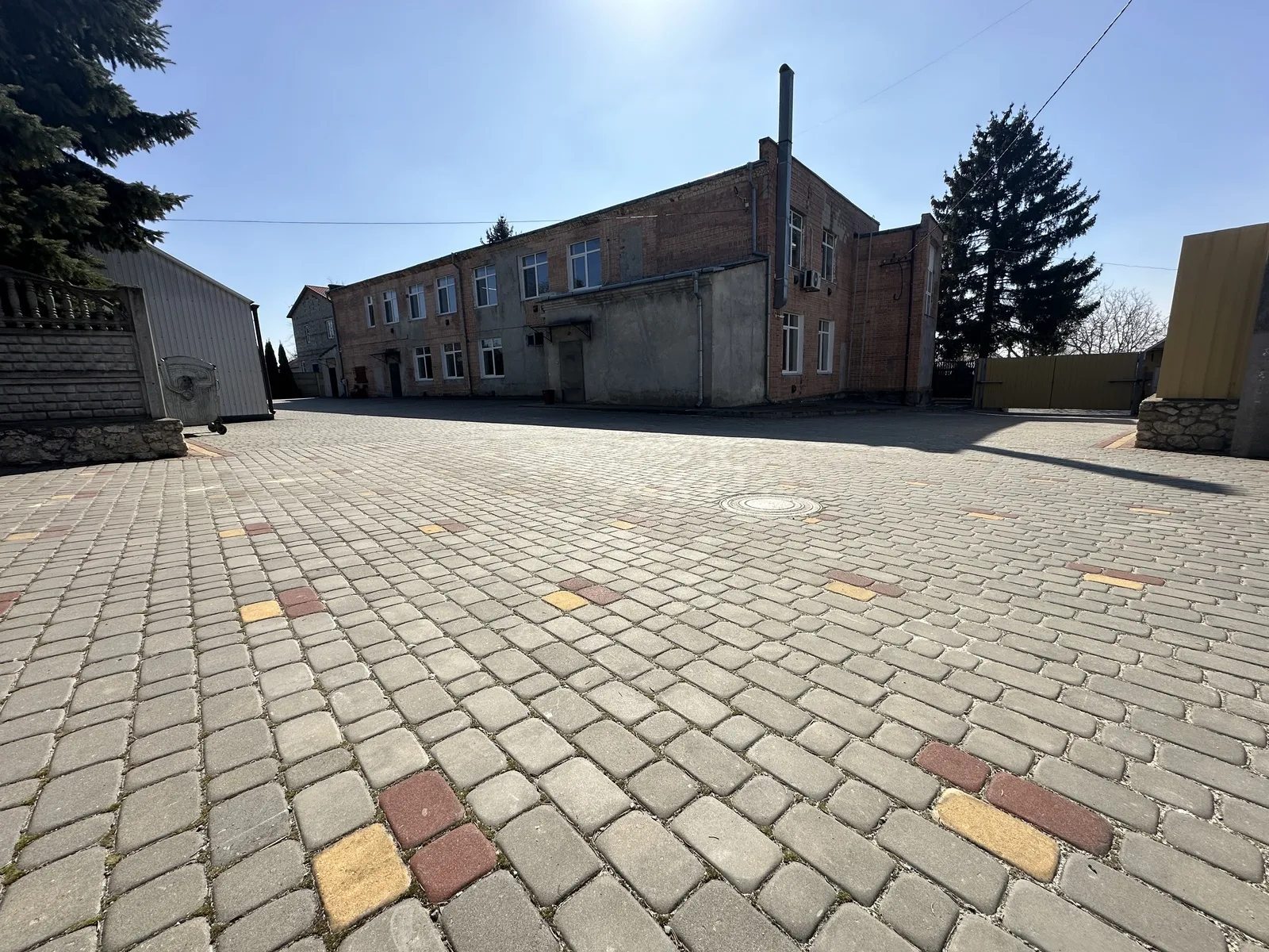 Продам нерухомість під комерцію 1954 m², 1 пов./2 поверхи. 71, Грушевського вул., Великі Бірки. 