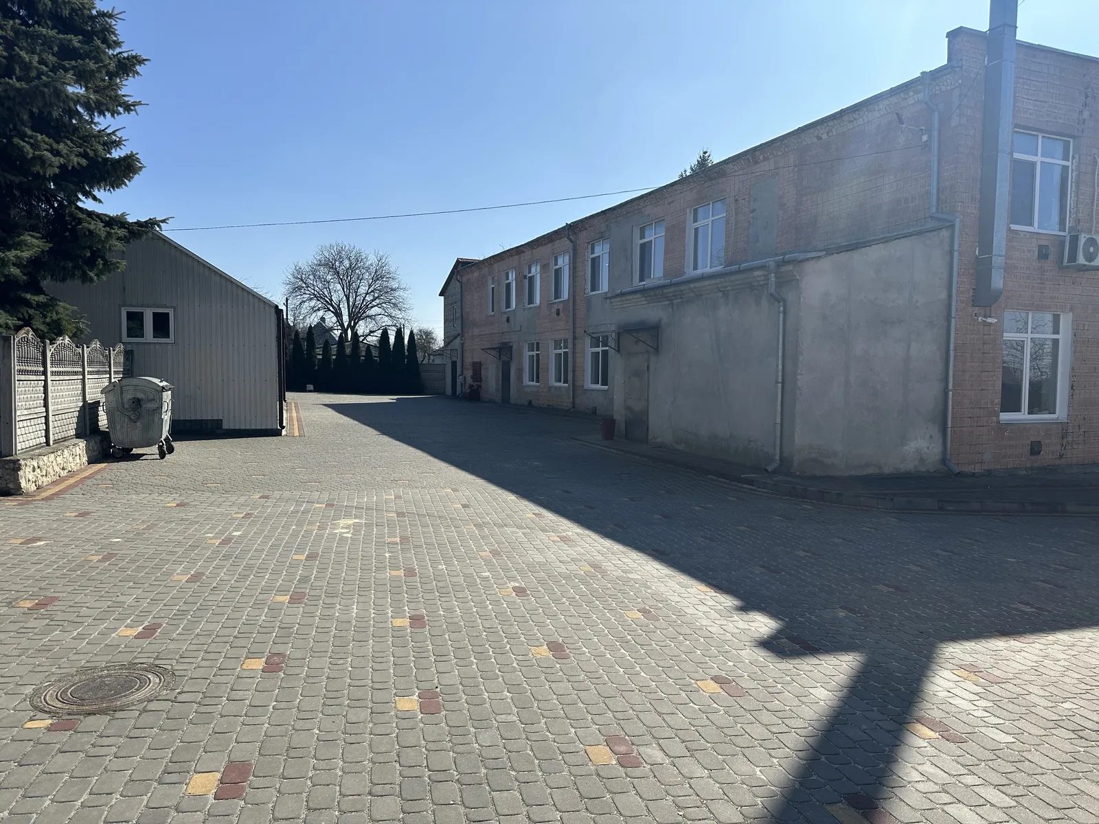 Продам нерухомість під комерцію 1954 m², 1 пов./2 поверхи. 71, Грушевського вул., Великі Бірки. 