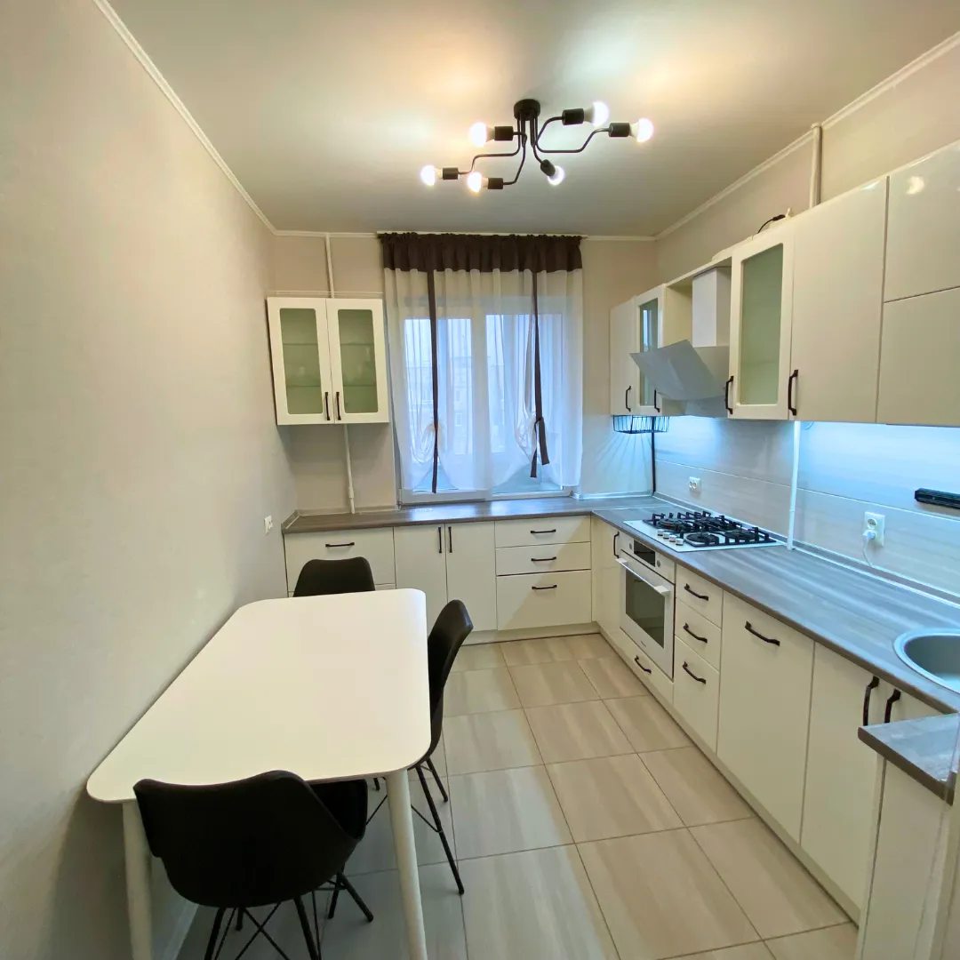 Apartments for sale. 3 rooms, 65 m², 8th floor/9 floors. 45, Solnechnyy, Kryvyy Rih. 