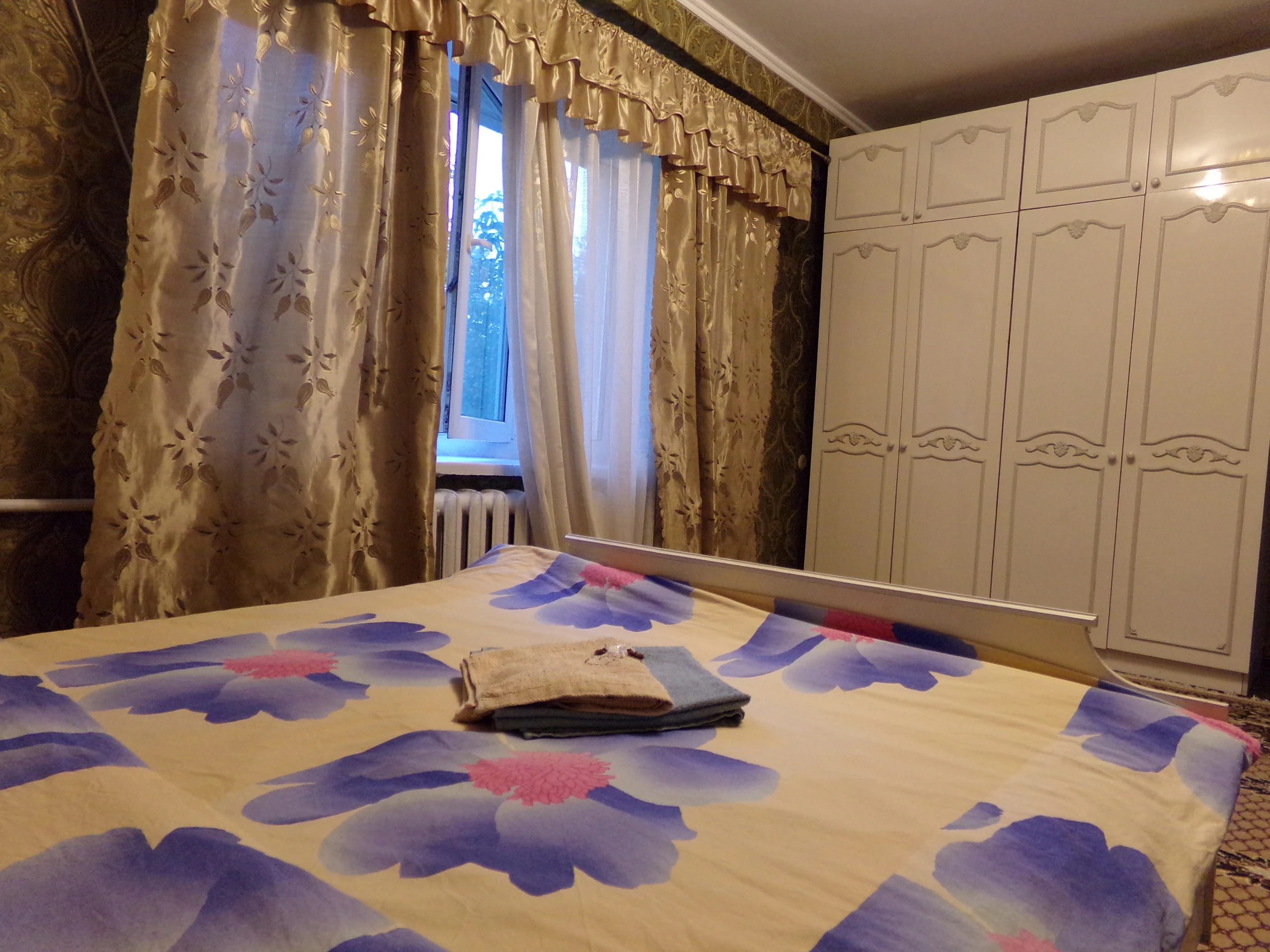 Сдается посуточно отдельное жилье. 3 rooms, 90 m², 4th floor/9 floors. 9, Леси Украинки 9, Киев. 