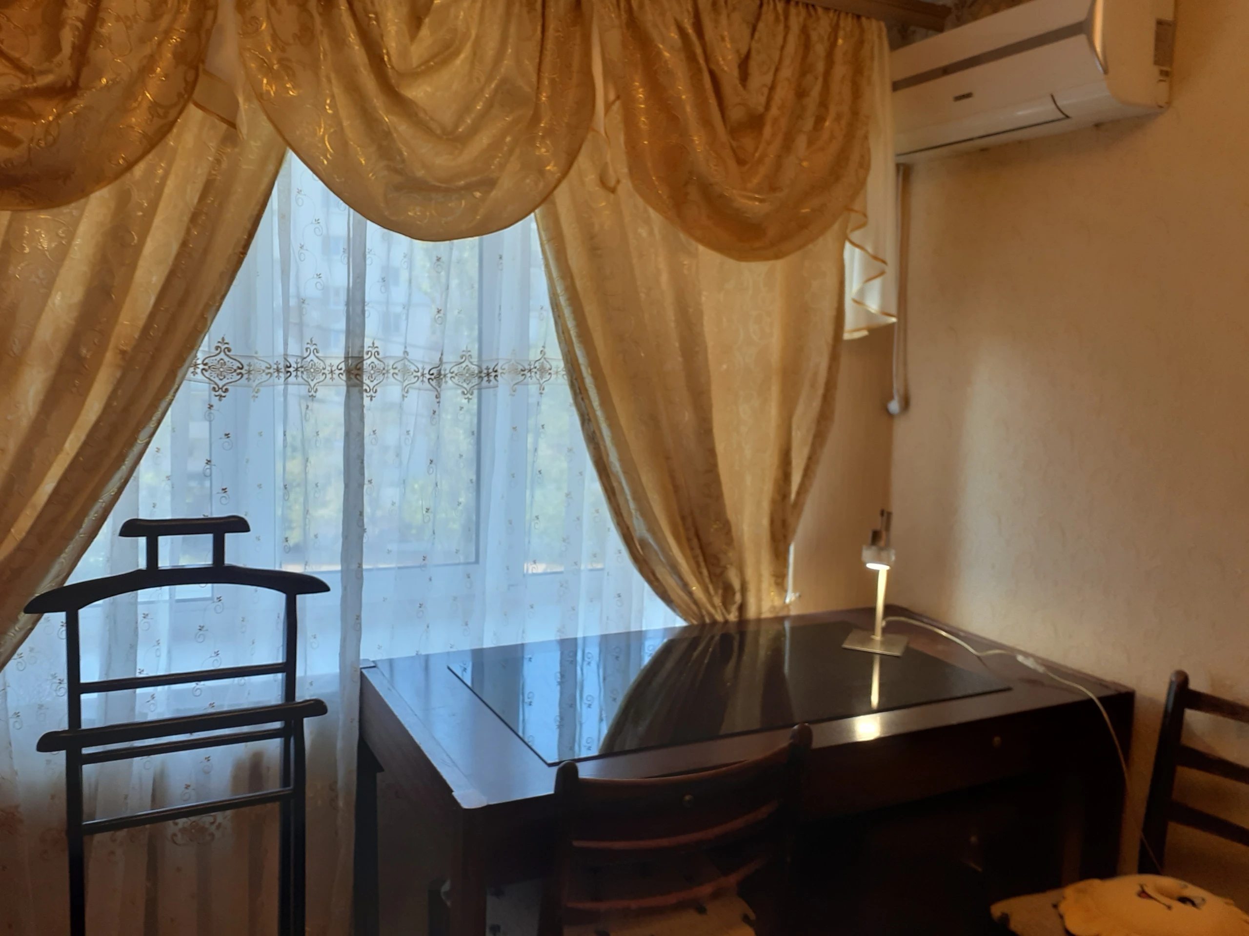 Entire place for rent. 3 rooms, 90 m², 4th floor/9 floors. 9, Lesi Ukrayinky 9, Kyiv. 