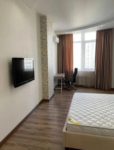 Apartment for rent. 2 rooms, 96 m², 13 floor/22 floors. 22, Frantsuzskyy b-r, Odesa. 