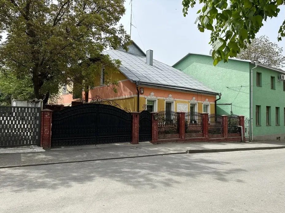 Продажа дома. 4 rooms, 290 m², 2 floors. 38, Ольжича, Черновцы. 