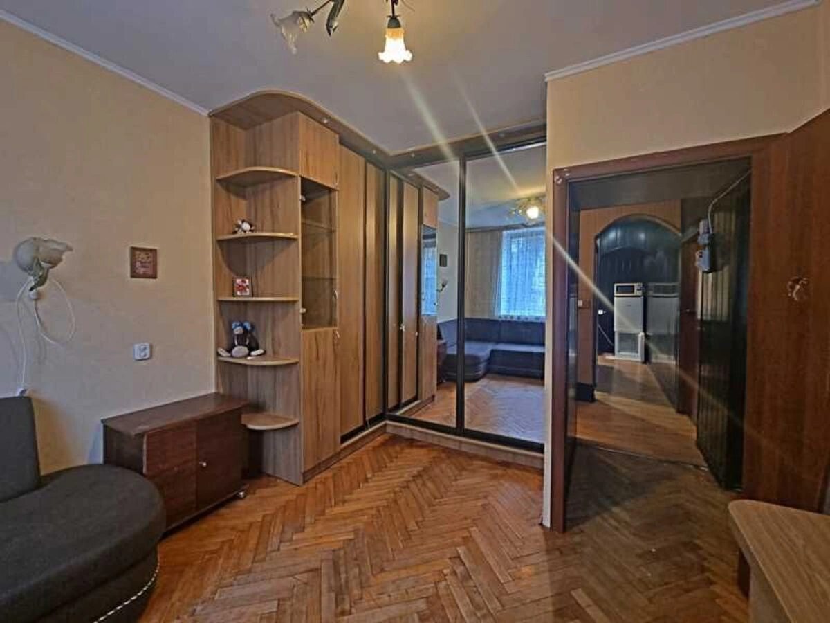 Продаж квартири. 2 rooms, 42 m², 1st floor/2 floors. 17, Пр-к Чугуївський , Київ. 