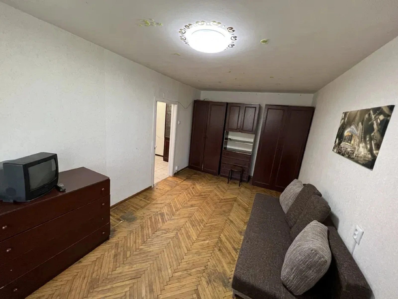 Apartments for sale. 1 room, 34 m², 1st floor/5 floors. 33, Henerala Petrova , Odesa. 