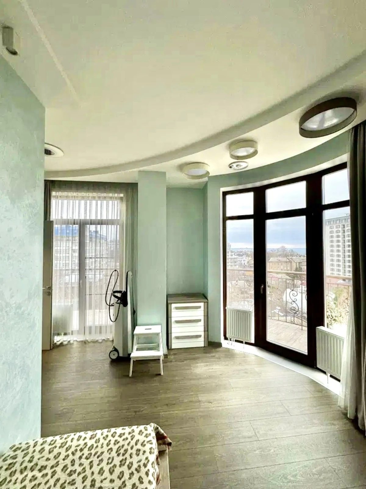 Apartments for sale. 2 rooms, 75 m², 9th floor/11 floors. 13, Frantsuzskyy b-r, Odesa. 