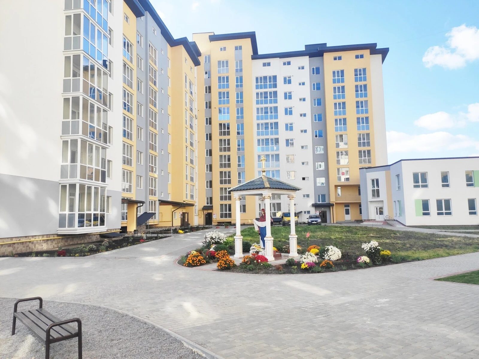 Apartments for sale. 2 rooms, 87 m², 3rd floor/10 floors. Mykulynetska vul., Ternopil. 