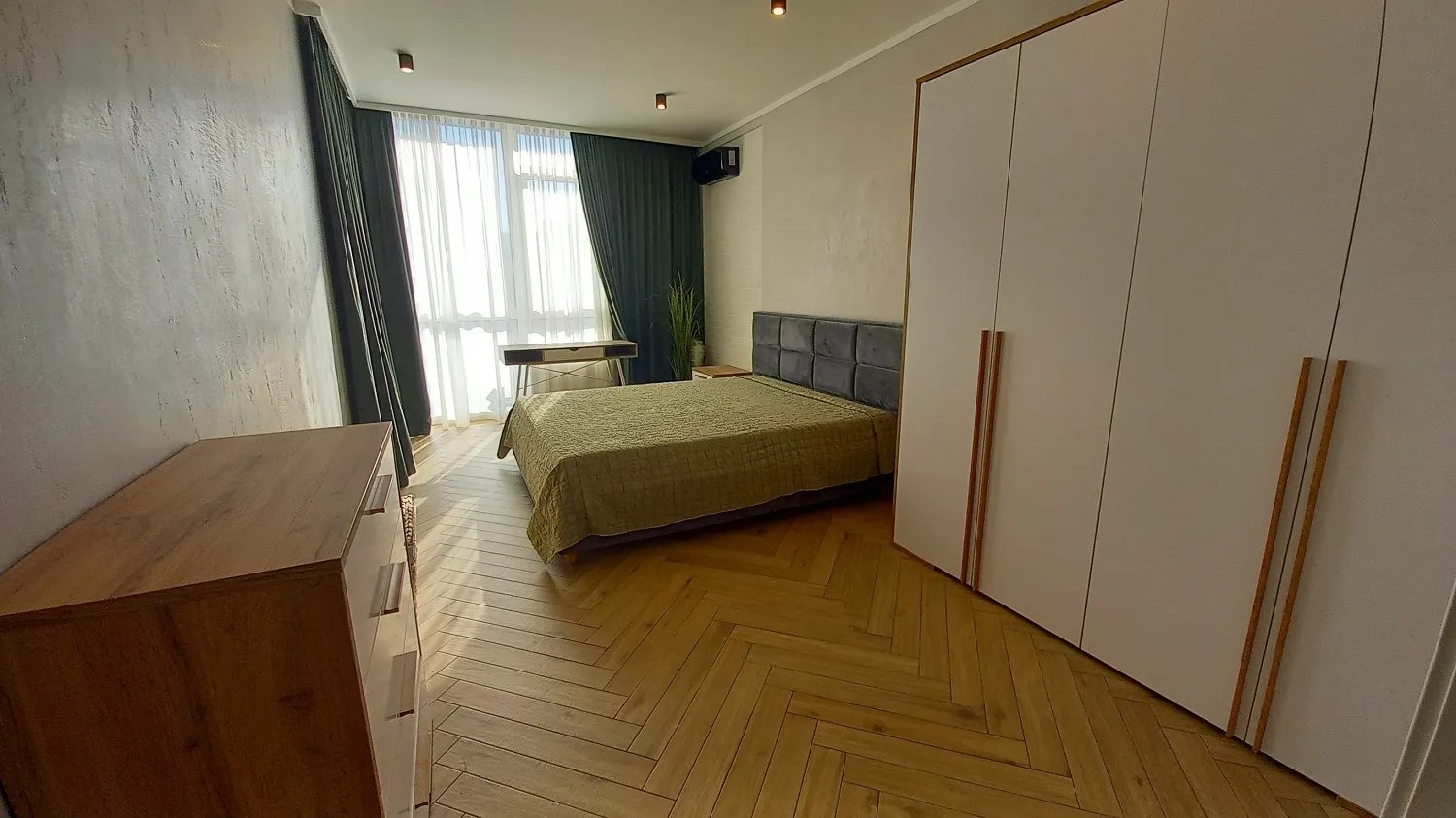 Сдам квартиру. 1 комната, 52 m², 5 этаж/9 этажей. Печерский район, Киев. 
