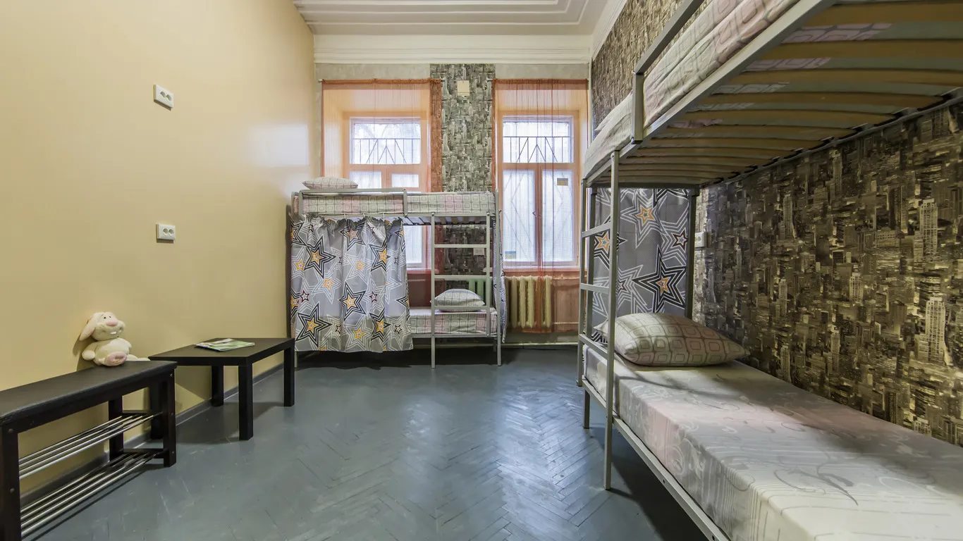 Сдается место в комнате. 5 комнат, 105 m². Дмитриевская, Киев. 