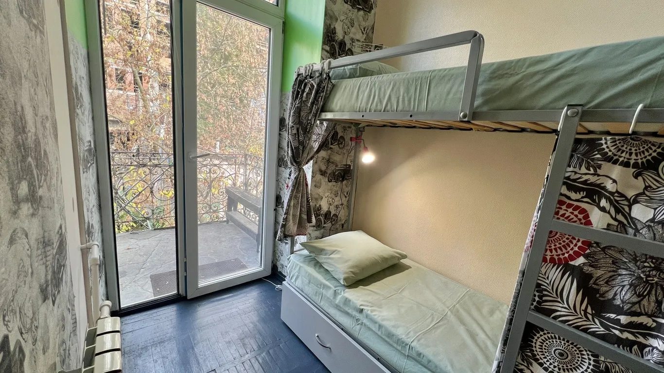 Shared room for rent. 5 rooms, 99 m². Dmytrivska, Kyiv. 