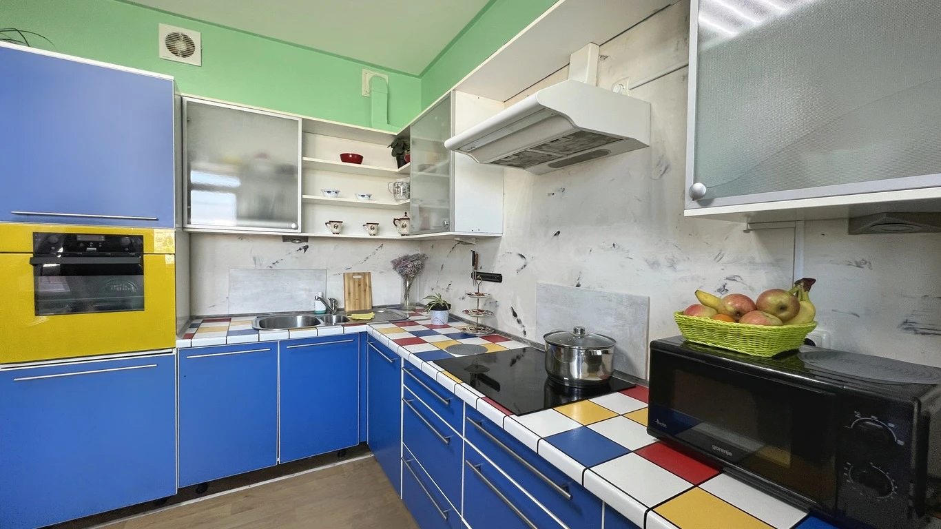 Shared room for rent. 5 rooms, 95 m². Saperno-Slobidska, Kyiv. 