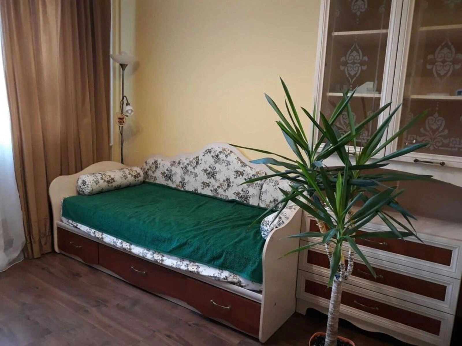Apartment for rent. 2 rooms, 50 m², 3rd floor/4 floors. 4, Vuzovska vul., Kyiv. 