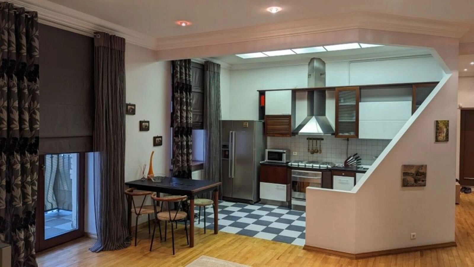 Apartment for rent. 3 rooms, 105 m², 4th floor/5 floors. 25, Yevhena Chykalenka Pushkinska vul., Kyiv. 