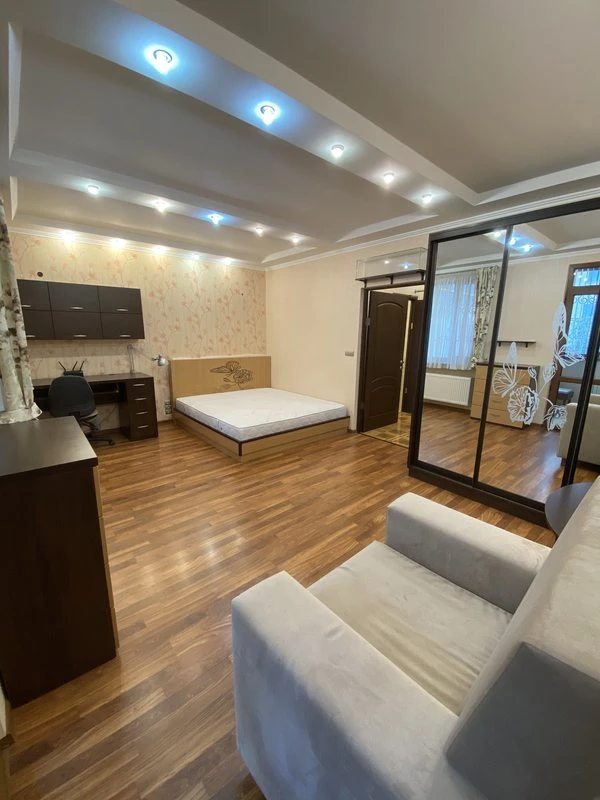 Apartments for sale. 1 room, 51 m², 1st floor/10 floors. 6, Zooparkovaya ul., Odesa. 
