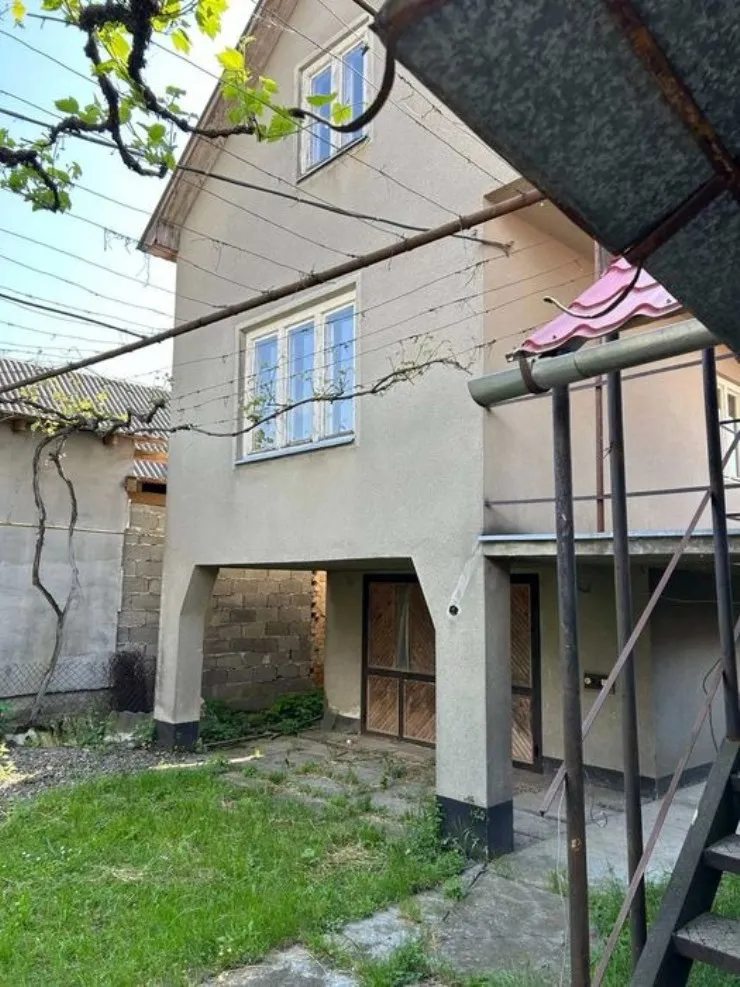 House for sale. 4 rooms, 90 m², 1 floor. Pistryalovo. 
