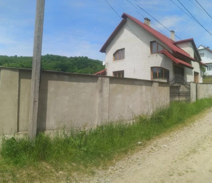 House for sale. 6 rooms, 326 m², 2 floors. Luh. 