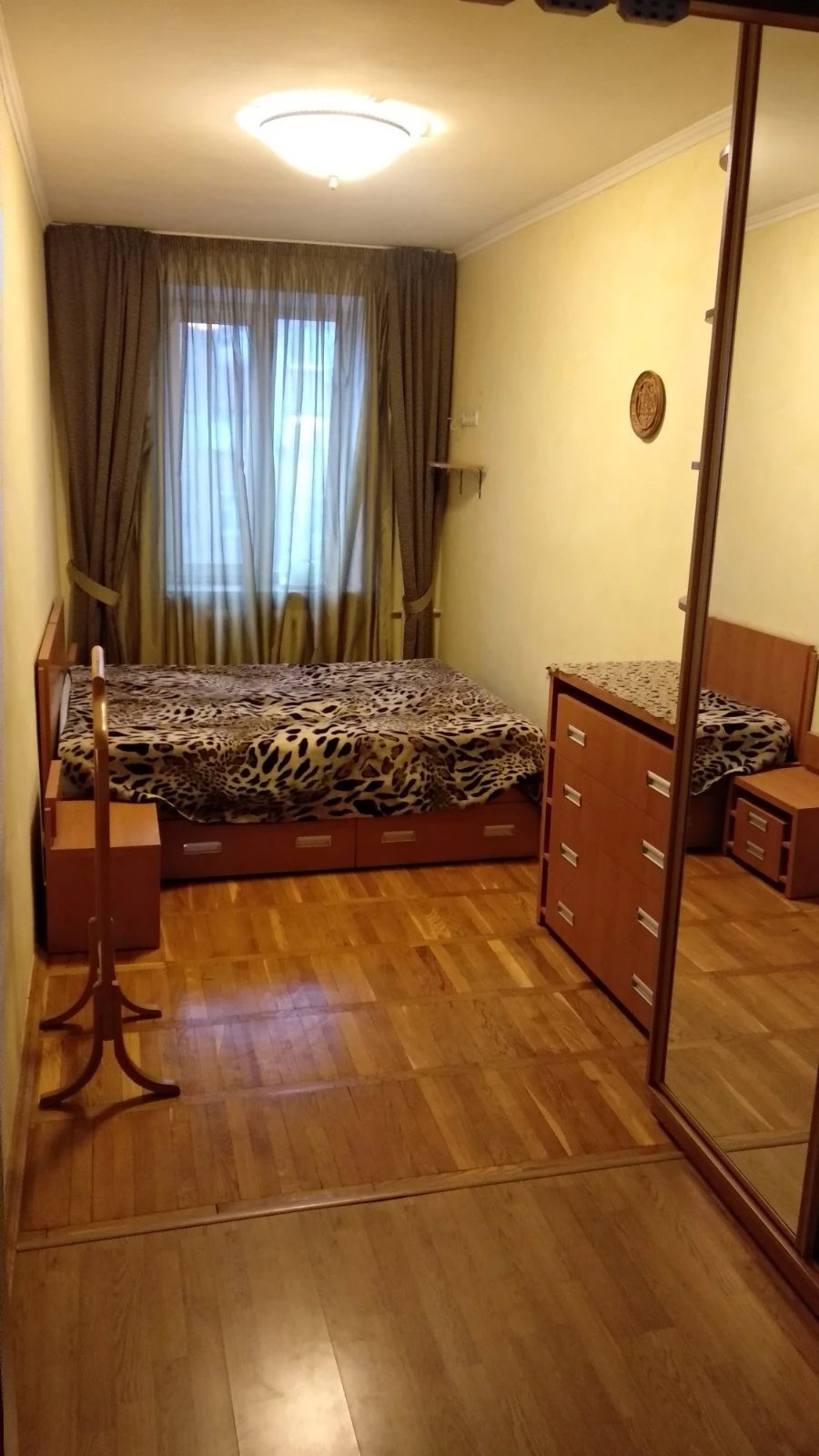 Сдам квартиру. 3 rooms, 57 m², 4th floor/5 floors. 17, Білоруська, Киев. 
