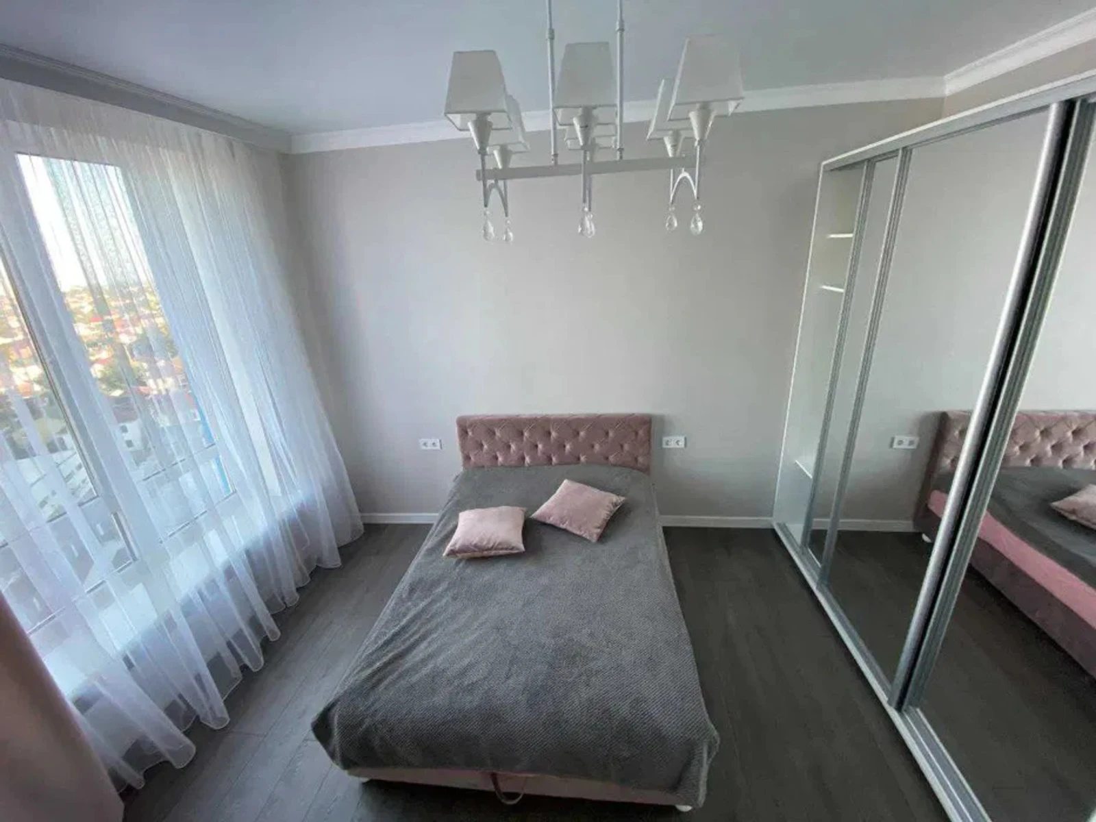 Apartments for sale. 3 rooms, 87 m², 11 floor/24 floors. 135, Tolbukhyna ul., Odesa. 