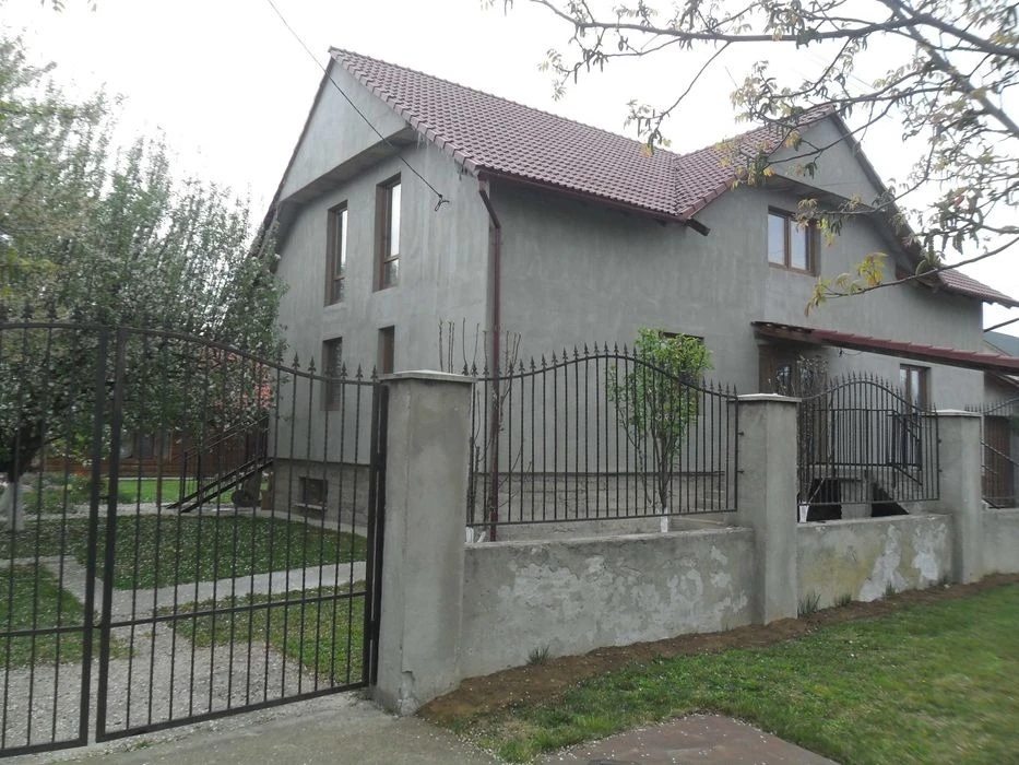 House for sale. 6 rooms, 450 m², 3 floors. Chop. 