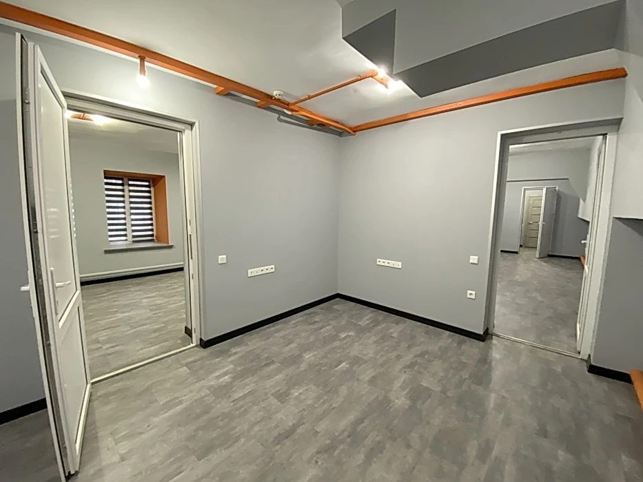 Office for rent. 4 rooms, 75 m², 1st floor. 10, Khmelnytckogo Bogdana 10, Kyiv. 