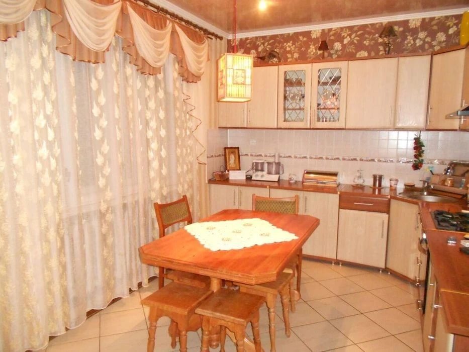 House for sale. 6 rooms, 283 m², 2 floors. Svalyava. 