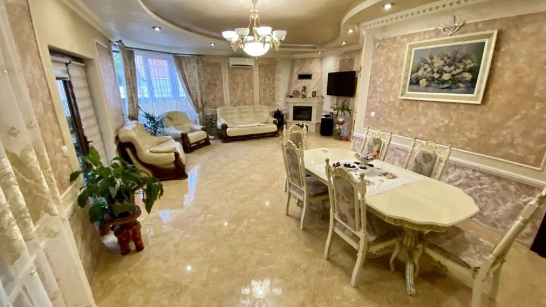 House for sale. 2 rooms, 118 m², 1 floor. Uzhhorod. 