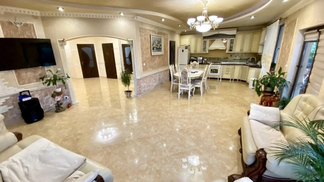 House for sale. 2 rooms, 118 m², 1 floor. Uzhhorod. 